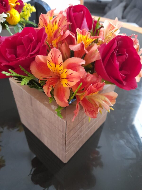 Cachepò com flores diversas